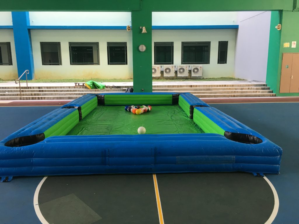 Inflatable pool game